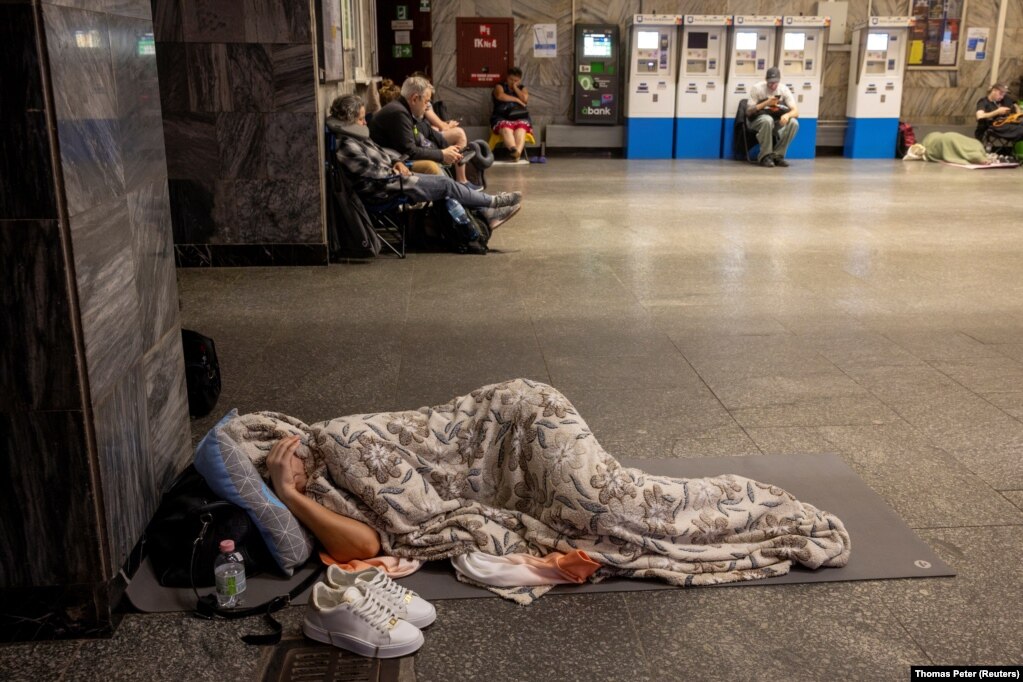Një person i mbuluar me batanije duke fjetur në dyshemenë e metrosë së Kievit, më 17 qershor.