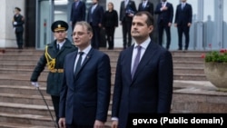 Premierul Vasile Tofan (dreapta), primindu-l pe omologul său român Luca Niculescu la Chișinău, în cadrul unei ceremonii oficiale cu onoruri militare.
