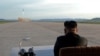 Архіўнае фота. Лідэр КНДР Кім Чэн Ын назірае за запускам балістычнай ракеты, 2017 год