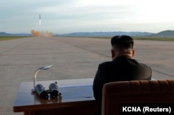 Кім Чен Ин спостерігає за випробувальним пуском ракети, 16 вересня 2017 року
