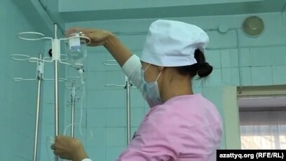 Тәтем мені жұлқылап жатқанда ұстап алды.