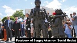 Памятник "вежливым людям" (Симферполь, 11 июня 2016 года)