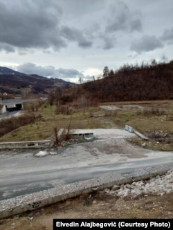 Područje nedaleko od Kaknja na kome je, posljednjih deset godina, planirana gradnja tvornice za preradu životinjskog otpada, ali do danas osim betonskog bloka ništa nije urađeno, 10. januara 2025.