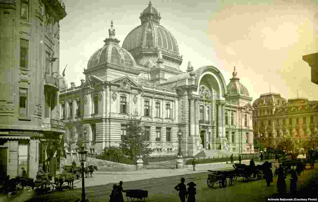 Palatul Casei de Depuneri, Consemnațiuni și Economie construit între 1897 și 1900, după planurile arhitectului Paul Gottereau, cu elemente specifice din arhitectura franceză de la sfârșitul secolului XIX. Mutați butonul rotund stânga-dreapta de-a lungul fotografiei pentru a vedea imaginile de atunci și de acum