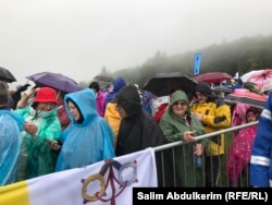 Pelerinii îl așteaptă pe Papa Francisc, în ciuda ploii torențiale.