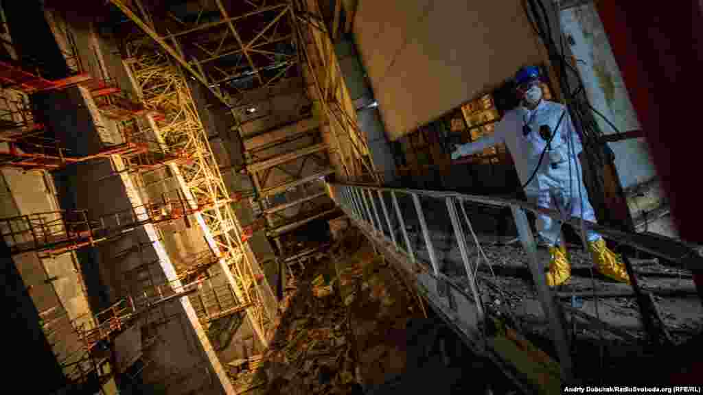 Внутри Чернобыльской АЭС в Украине, 1 ноября. Другие снимки - в нашей фотогалерее &quot;Внутри конфайнмента. Чернобыльский зверь в клетке&quot;. (Андрей Дубчак)