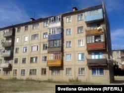 Дом, в котором Гулжаз Абжамалова заняла квартиру. Город Сатпаев Карагандинской области. 10 июля 2014 года.