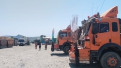 د شمالي وزیرستان او خوست ترمینځ د غلام خان لارې بندېدو له وجې پر بندر ګڼې لارۍ ولاړې دي - انځور له ارشیفه. 