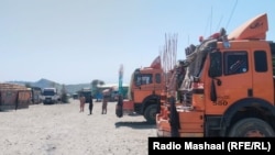 د شمالي وزیرستان او خوست ترمینځ د غلام خان لارې بندېدو له وجې پر بندر ګڼې لارۍ ولاړې دي - انځور له ارشیفه. 