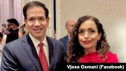 Sekretari amerikan i Shtetit, Marco Rubio, dhe presidentja e Kosovës, Vjosa Osmani, gjatë takimit të tyre në SHBA. 