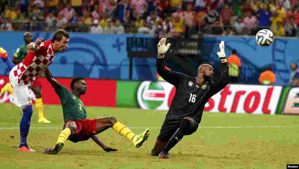 Mario Mandzukic daha bir qol imkanını əldən verir.