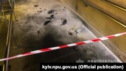Камери зафіксували, як жінка зайшла у перехід та розлила невідому суміш, а потім підпалила її, кажуть у поліції