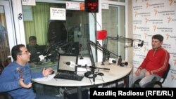 "Pen klub"un aparıcısı İlqar Rəsul və verilişin qonağı Zahir Əzəmət. Azadlıq Radiosunun Bakı studiyası. 24 fevral 2011
