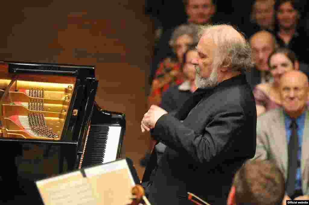 Radu Lupu interpretînd Concertul de pian de Schumann în Sala Smetana - Foto: Prazske Jaro - Ivan Mály
