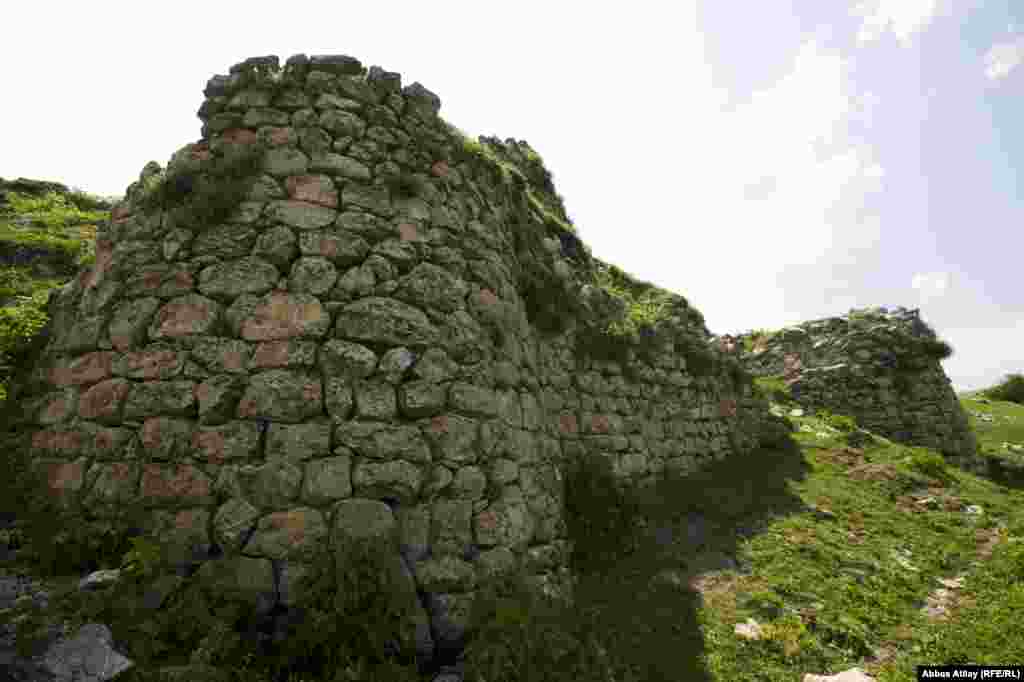 Bu qalanı görmək, şəkillərini çəkmək mənim üçün çox maraqlı idi. Adının həqiqi və ya uydurma olduğunu deyə bilməsəm də, Azərbaycan tarixinin bir hissəsini özündə yaşatdığına görə, insana qeyr-adi hislər bəxş edir.