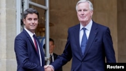 Premierul demisionar, Gabriel Attal (în stânga), îi predă ștafeta lui Michel Barnier la Paris, 5 septembrie.