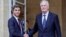 Premierul demisionar, Gabriel Attal (în stânga), îi predă ștafeta lui Michel Barnier la Paris, 5 septembrie.