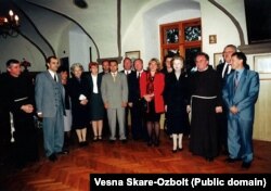 Весна Шкаре-Ожболт та ексміністр Великої Британії Маргарет Тетчер у мирно реінтегрованому містечку Ілок, яке знаходиться на самому кордоні із Сербією, 1998 рік
