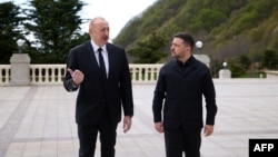 2026թ. ապրիլի 25-ին հրապարակված լուսանկարում՝ Ուկրաինայի նախագահ Վլադիմիր Զելենսկին և Ադրբեջանի նախագահ Իլհամ Ալիևը, Գաբալայում կայացած հանդիպման ժամանակ։