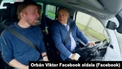 Orbán Viktor miniszterelnök autóval vitte városnéző túrára Chuck Norrist, amikor a színész Magyarországra látogatott 2018-ban.