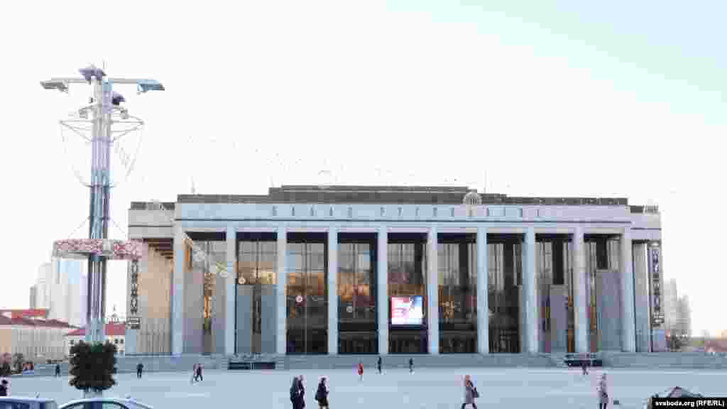 Традыцыйна нешматлюдная Кастрычніцкая плошча ў Менску і нетрадыцыйна вольныя ад турыстаў Арка Канстантына і Калізей ў Рыме&nbsp; &nbsp;