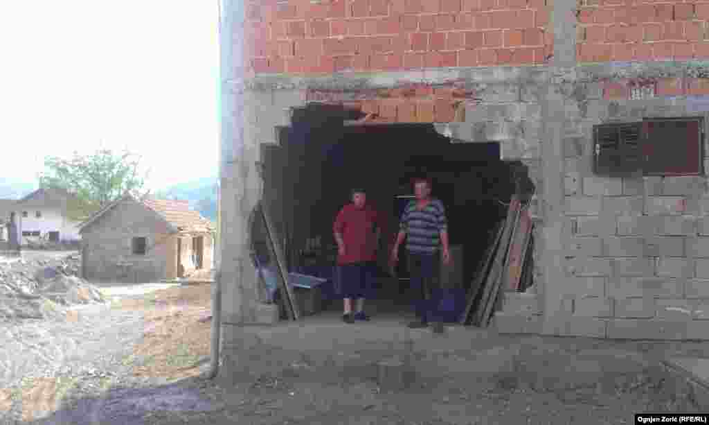 Ljiljana i Marinko Vučetić u svojoj kući kroz koju su prošla stabla u selu Donja Trešnjica kod Malog Zvornika