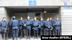 Милиция на ступенях Мариупольского районного суда