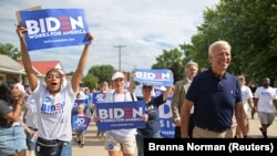 Joe Biden dhe mbështetës të tij - foto arkivi