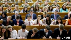 Участники написания XVII Всеукраинского радиодиктанта национального единства по случаю Дня украинской письменности и языка в Киевском национальном университете имени Тараса Шевченко. Киев, 9 ноября 2017 года