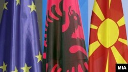 Знамињата на ЕУ, Албанија и Северна Македонија