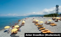 Oamenii se relaxează pe plaja din Batumi.