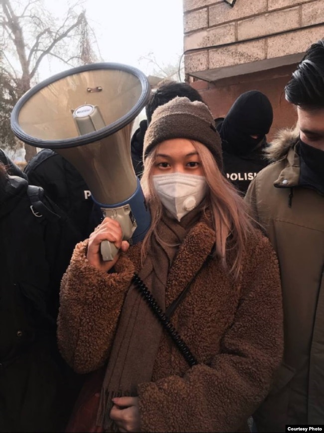Активистка Айзат Абильсеит, 25 лет, в окружении СОБРа в день выборов. Алматы, 10 января 2021 года.