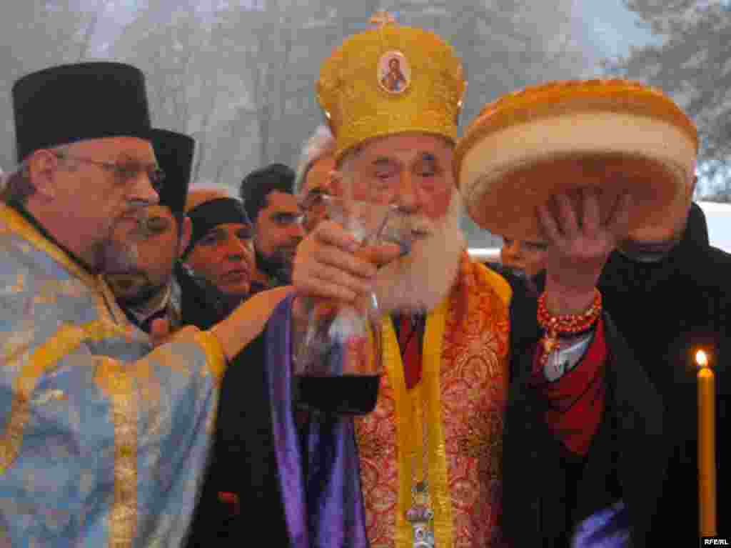 FOTO: Savo Prelević - Badnjak, Crnogorska pravoslavna crkva, U Božićnoj poslanici mitropolit Crnogorske pravoslavne crkve Mihailo istakao je da je Crna Gora kroz svoju slavnu istoriju imala sudbinu raspetog Hrista.