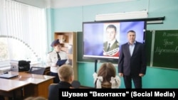 Александр Шуваев проводит "Урок мужества" в одной из школ Белгородской области