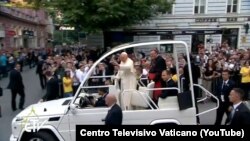 Papa Franjo napustio Katedralu i u papamobilu se uputio ka Međunarodnom franjevačkom studentskom centru