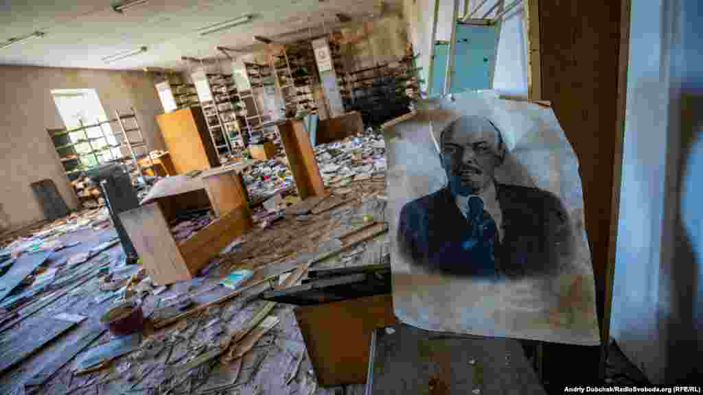 The ruins of a library in the frontline village of Opytne near Donetsk, eastern Ukraine, on August 11. (​Andriy Dubchak, RFE/RL)