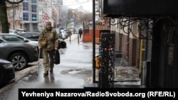 Про прифронтовий статус міста нагадують військові, яких можа перестріти на вулицях Дніпра