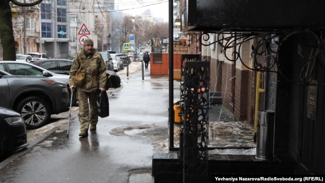 Про прифронтовий статус міста нагадують військові, яких можа перестріти на вулицях Дніпра