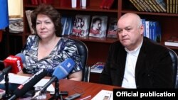 Armenia - Deputy parliament speaker Hermine Naghdalian and controversial Russian TV host Dmitry Kiselyov (R) at a meeting in Yerevan, 11Jun2014.