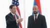 Secretarul de stat al SUA, Marco Rubio (st.), la Aeroportul Internațional Zvartnoț din Erevan, pe 26 mai, cu omologul său armean, Ararat Mirzoian. 