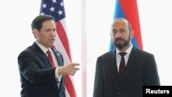 Secretarul de stat al SUA, Marco Rubio (st.), la Aeroportul Internațional Zvartnoț din Erevan, pe 26 mai, cu omologul său armean, Ararat Mirzoian. 