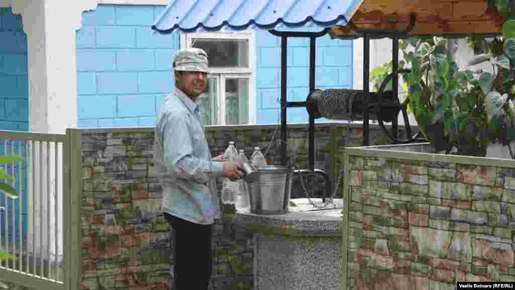 Dmitri Istrati îi aprovizionează pe colegii de la serviciu cu apă potabilă