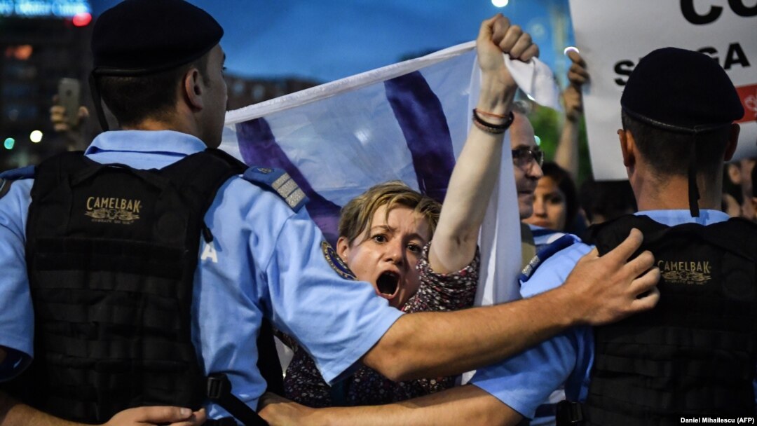 Prosvjed protiv vlade ispred parlamenta, Bukurešt, fotoarhiv.