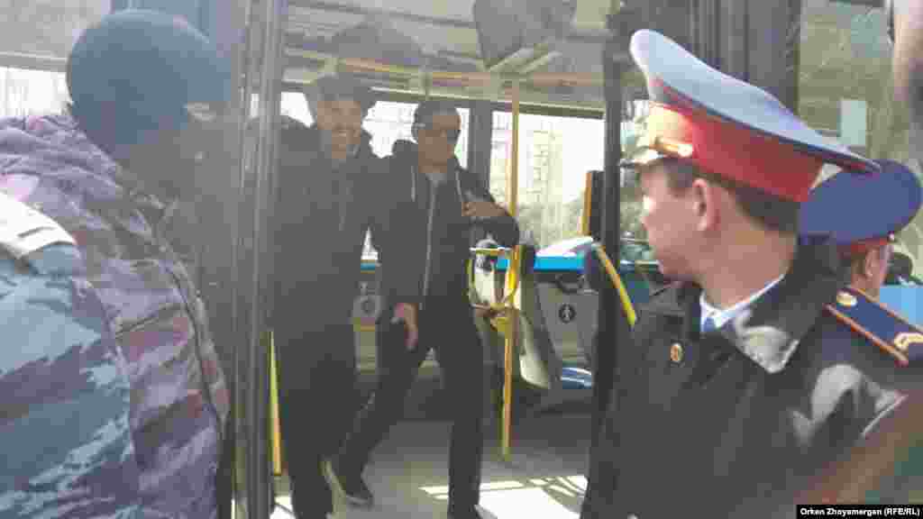 Қалалық полиция басшысы автобустағы азаматтарды босату туралы бұйрық берді. Сәлден соң автобус есігі ашылып, ұсталғандар сыртқа шықты. Нұр-Сұлтан, 1 мамыр 2019 жыл.&nbsp;