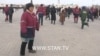 Люди в рабочих спецовках на площади в Жанаозене. 16 декабря 2011 года. Скриншот с видеопортала «Стан.ТВ».