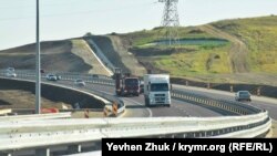 Чтобы провести трассу, в этом месте срыли огромный холм