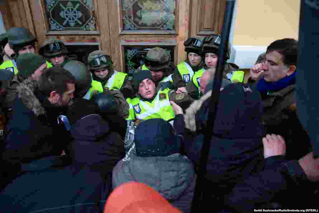 У сутичках, які сталися в центрі Києва 17 грудня, постраждали 32 правоохоронці, серед яких 15 нацгвардійців та 17 поліцейських. Про це увечері 17 грудня&nbsp;повідомив&nbsp;сайт поліції Києва