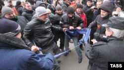Demonstruesit në Harkov të Ukrainës e bëjnë copa-copa flamurin e Bashkimit Evropian