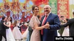 Лукашенко танцует на новогоднем балу в Минске. 29 декабря 2020 года.
