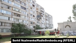 Вранці 21 червня в десятиповерховому житловому будинку в Дарницькому районі Києва​ стався вибух, який зруйнував кілька поверхів. Щонайменше три людини загинули